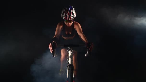 예쁜 여자 자전거타기, 페달밟기, 스포츠 컨셉트, 스튜디오 블랙 — 비디오