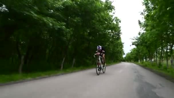 Ciclista deportista profesional bicicleta de carretera, concepto deportivo, carretera de montaña al atardecer — Vídeos de Stock