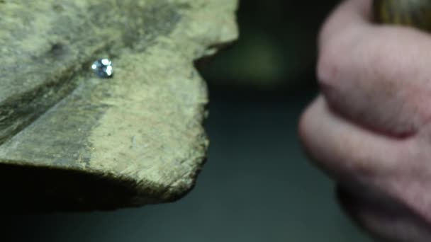 Bijoutier coller diamant à bague de luxe de mariage doré. Bijoux artisanaux — Video