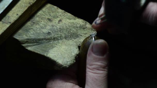 Gioielliere mette diamante ad anello di lusso nozze d'oro. Gioielli artigianali — Video Stock