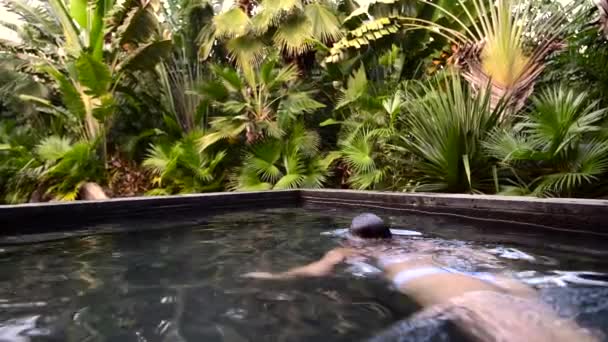 Stilig ung kaukasisk kvinna i poolen tropisk park i Asien, Bali — Stockvideo