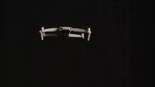 Rostov-on-Don, Rusland - 16 juli 2020: Gloednieuwe drone quadcopter DJI Mavic Air 2 Pro met open propellerbladen op zwarte geïsoleerde achtergrond — Stockvideo