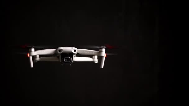 Ростов-на-Дону, Россия - 16 июля 2020 года: Совершенно новый квадрокоптер DJI Mavic Air 2 Pro с открытыми лопастями пропеллера на черном изолированном фоне, иллюстративная редакция — стоковое видео