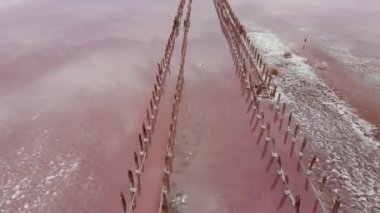 Pembe göldeki eski iskele günbatımında düzeltilmemiş tıbbi kil, hava aracı manzarası.