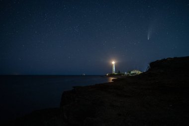 HDR Peyzaj Manzarası Gece Beyaz Deniz Feneri üzerindeki ünlü Neowise Kuyruklu Yıldızı