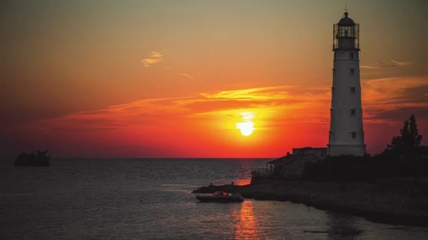 Incroyable coucher de soleil coloré sur l'océan près du vieux phare et du navire coulé — Video