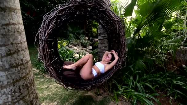 アジアの熱帯公園で空気の渦に美しい若い白人女性,バリ — ストック動画
