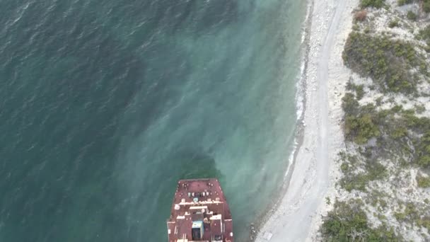 Fragtskib stående ved sandstrand efter grundstødning – Stock-video