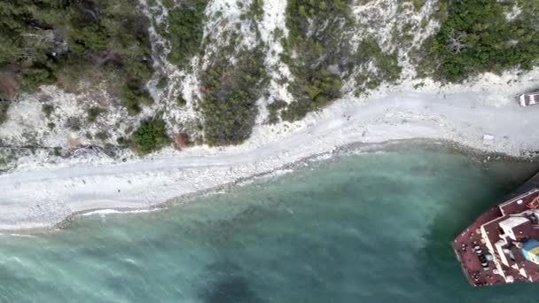 Cargo ship standing at shoal of sand beach after run aground — Stock Video