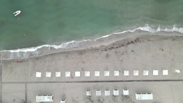 Frachtschiff steht nach gestrandetem Boot am Sandstrand — Stockvideo