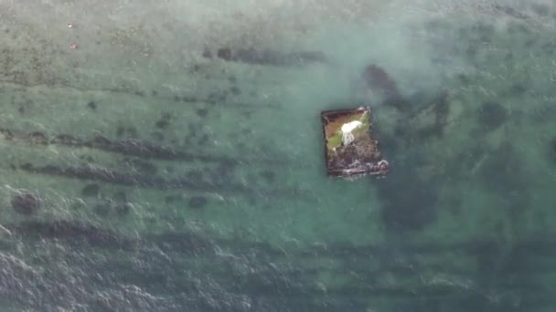 Frachtschiff steht nach gestrandetem Boot am Sandstrand — Stockvideo