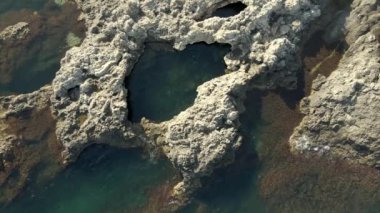 Okyanusta kalp şeklinde mağara