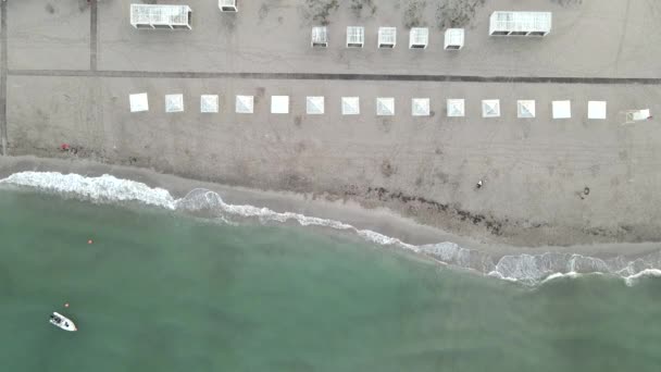 เรือขนส่งสินค้ายืนอยู่ที่ชายหาดทรายหลังจากวิ่งไปรอบ ๆ — วีดีโอสต็อก