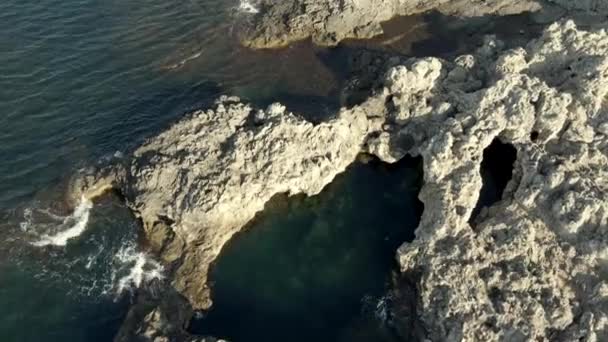 Jeskyně tvaru srdce v oceánu — Stock video