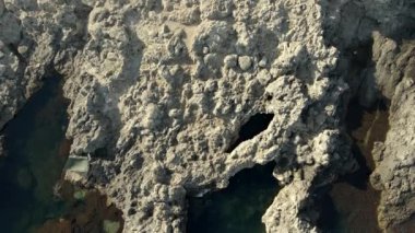 Okyanusta kalp şeklinde mağara