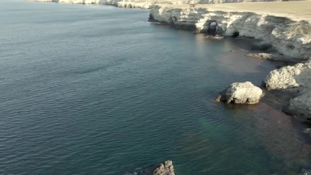 Bogenförmige Grotte im Ozean bei Sturm, Drohnenansicht 4k Footage Zeitlupe — Stockvideo