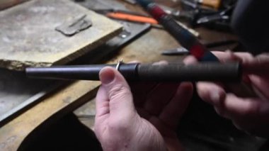 Kuyumcudaki beyaz kuyumcu. Alyans numaralarını kontrol ediyor.