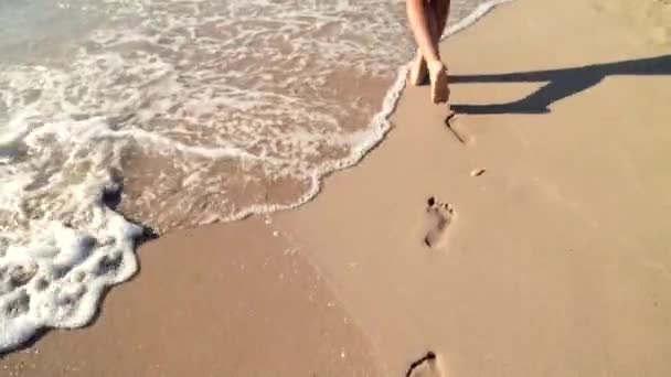 Jovem mulher pernas andando na areia branca com ondas na praia na ilha, cinematográfica — Vídeo de Stock