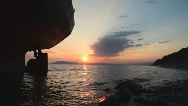 Filmati cinematografici della nave cargo in piedi a riva dopo essersi arenata al tramonto — Video Stock