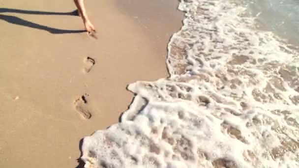 Młoda kobieta nogi chodzenie po białym piasku z falami na plaży na wyspie, kinematograficzne — Wideo stockowe