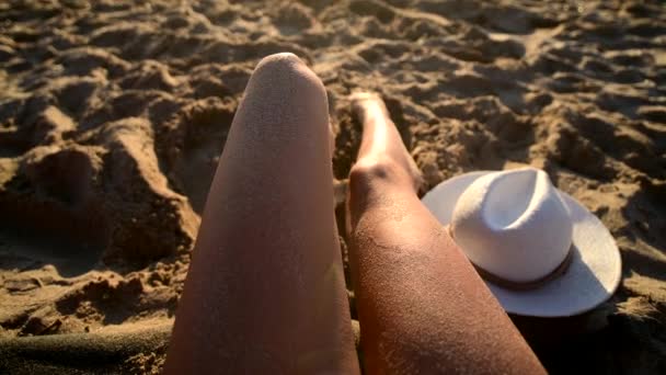 Mladá dívka opalování na pláži bílý písek s vlnami na pláži, 4k kinematografie — Stock video
