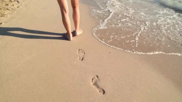 Giovane donna gambe a piedi su sabbia bianca con onde sulla spiaggia in isola, cinematografico — Video Stock