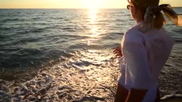 Jeune femme viennent à l'eau sur le coucher du soleil à la plage de sable, vacances île — Video