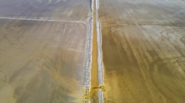 Terk edilmiş iskele, çok renkli göl üzerinde günbatımında derecelendirilmemiş tıbbi kil, hava aracı manzarası