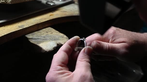 Closeup de polimento anel de casamento por caicasian joalheiro isolado, 4k imagens — Vídeo de Stock