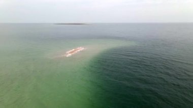 Okyanus resifindeki küçük ıssız kum adası, 4k drone yüksek derecelendirilmemiş video