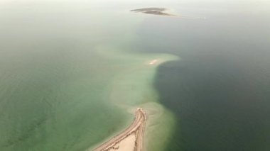 Okyanus resifindeki küçük ıssız kum adası, 4k drone yüksek derecelendirilmemiş video