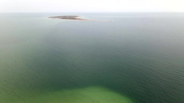 Mała, niezamieszkała piaszczysta wyspa na rafie oceanicznej, bezstopniowe wideo o wysokości 4k dronów — Wideo stockowe