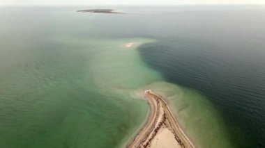 Okyanus resifindeki ıssız kum adasında gelin, 4k drone yüksek derecelendirilmemiş video