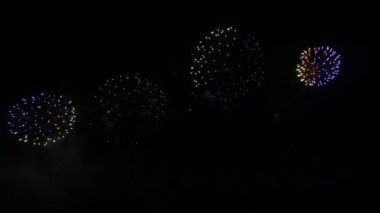 Renkli Soyut Fütürist Havai fişeklerin yavaş çekimleri Gece Gökyüzünü gösteriyor