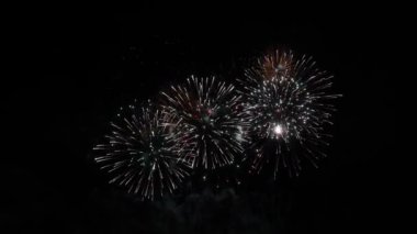 Renkli Soyut Fütürist Havai fişeklerin yavaş çekimleri Gece Gökyüzünü gösteriyor