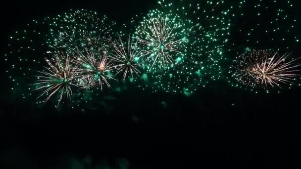 Close up slow motion del colorato spettacolo pirotecnico astratto futuristico cielo notturno — Video Stock