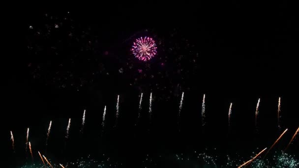 Nahaufnahme Zeitlupe von farbenfrohen Abstrakten futuristischen Feuerwerk zeigen Nachthimmel — Stockvideo
