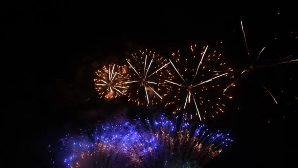 Gros plan ralenti de coloré abstrait futuriste feux d'artifice montrer ciel nocturne — Video