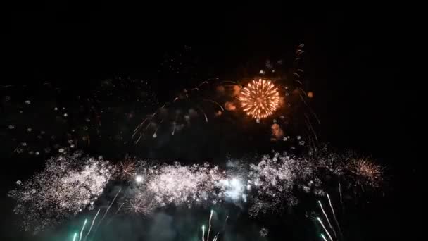 Close up αργή κίνηση των πολύχρωμων Αφηρημένη φουτουριστικό πυροτεχνήματα δείχνουν νυχτερινό ουρανό — Αρχείο Βίντεο