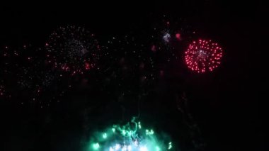 Renkli Soyut Fütürist Havai fişeklerin yavaş çekimleri Gece Gökyüzünü gösteriyor