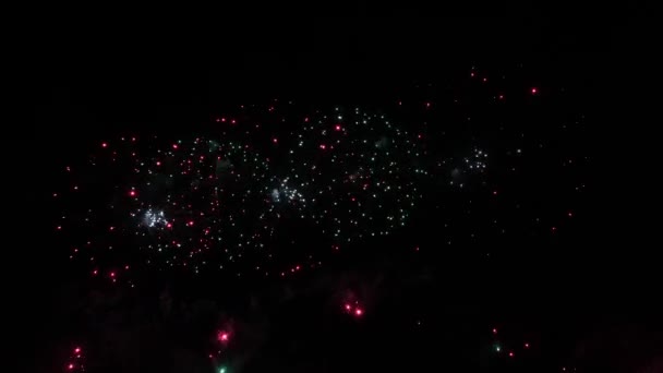 Close up de coloridos fogos de artifício futuristas abstratos mostrar céu noturno — Vídeo de Stock