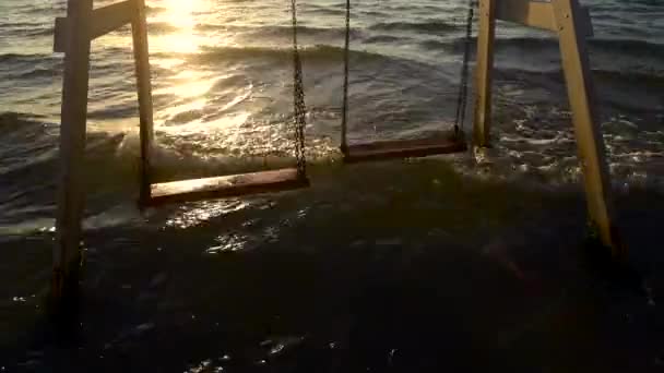 Närbild Vintage tom luft svinga på havet under solnedgången surfa. Slappna av 4k-bilder — Stockvideo