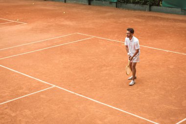 Tenis kortunda oyun oynarken raket tenis oyuncusu retro tarz