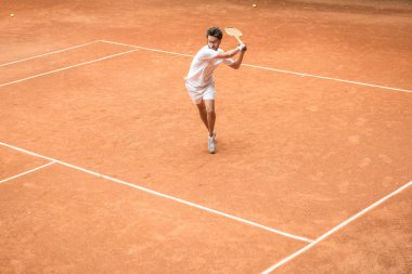 Eski usul tenis oyuncu kahverengi kortta ahşap raket ile eğitim