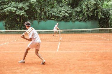 Tenis Ahşap raketler ile birlikte sahada oynayan sporcu
