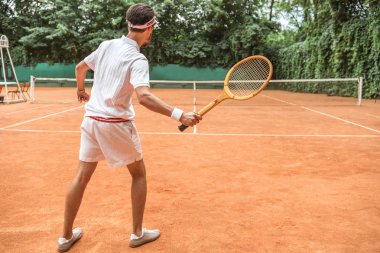 retro ahşap raketle tenis kortunda arkadan görünüşü tenis oyuncusu