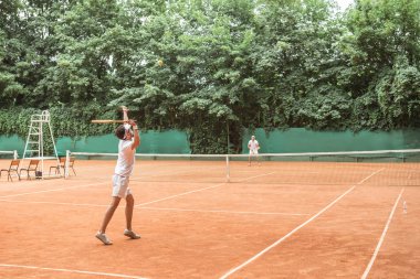 Tenis oynamaya Ahşap raketler ile sahada sporcular