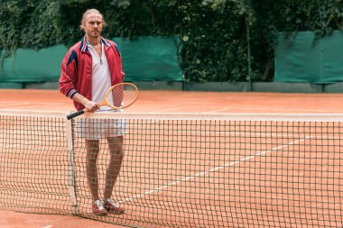 Tenis kortunda net tenisçi raket konumu olan retro tarz