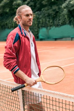 net Tenis Kortu, tenis oyuncusu ahşap raket konumu olan yakışıklı retro tarz