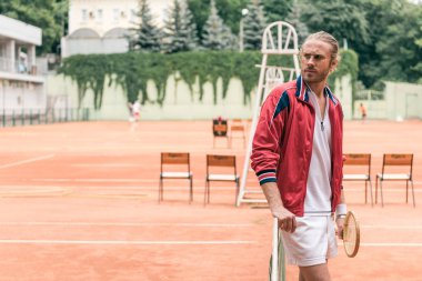 raket konumu itibariyle net tenis kortu olan yakışıklı beyaz tenis oyuncusu